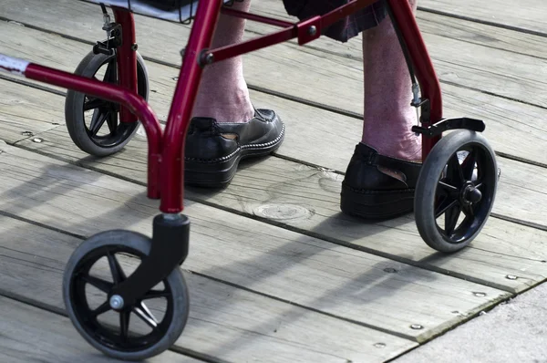 Koncepcja zdjęcie - życie starych i starszych - wózek inwalidzki — Zdjęcie stockowe