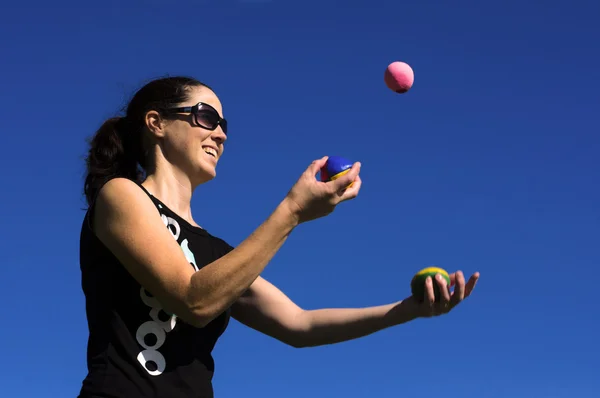 Frau jongliert mit Bällen — Stockfoto