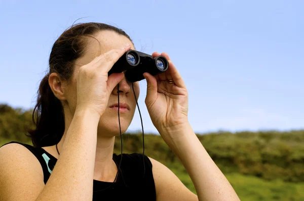 Woman With Binoculars — Stock Photo, Image