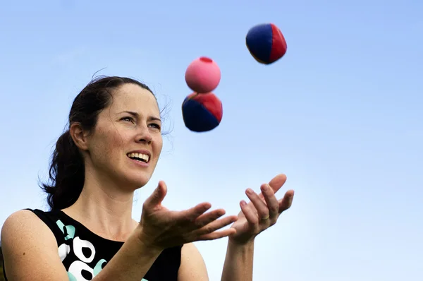 Žena žonglování míčky — Stock fotografie