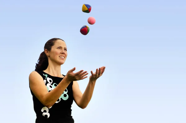 Frau jongliert mit Bällen — Stockfoto