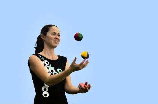 Kobieta żonglerka piłki — Zdjęcie stockowe