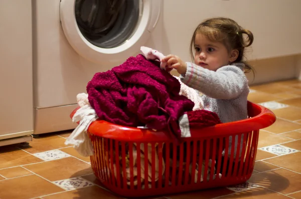 童年-服装和洗衣机 — 图库照片