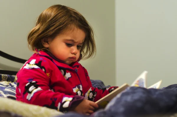 Дитинство - читання книг — стокове фото