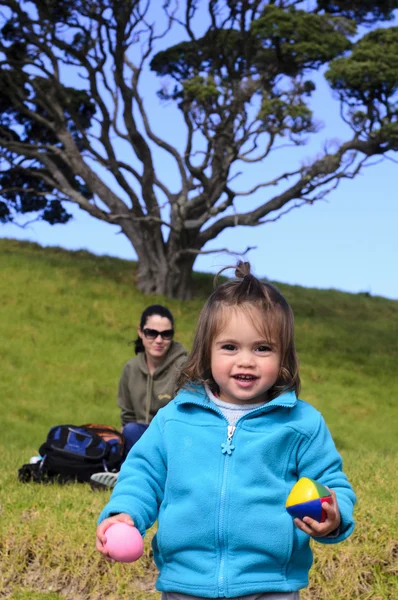 Mor och barn picknick — Stockfoto