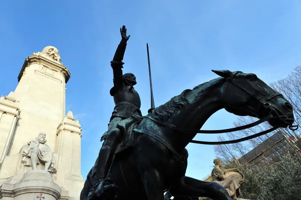 Pferdestatue auf der Plaza de espana — Stockfoto