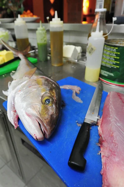 Balık doğrama tahtası lokanta mutfağı — Stok fotoğraf