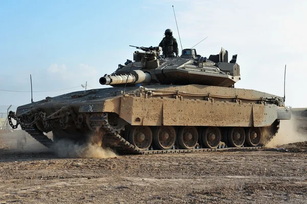 Солдата армії і танк — стокове фото