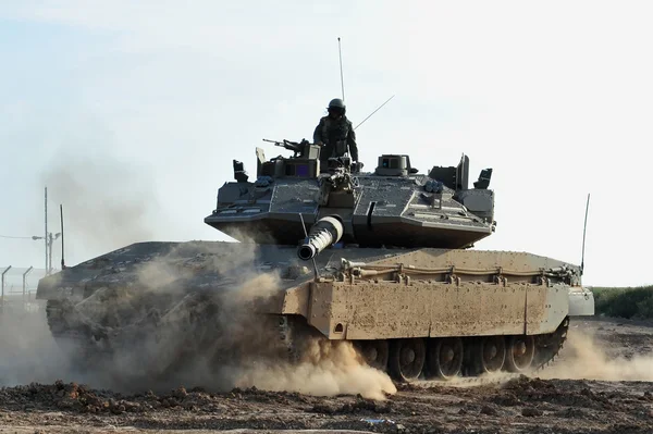 Армейский солдат и танк — стоковое фото