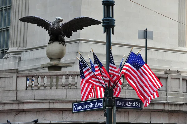 Amerikan bayrakları ve kartal heykeli — Stok fotoğraf
