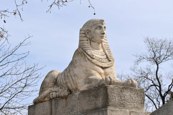 Egyptische sphinx in madrid, Spanje — Stockfoto