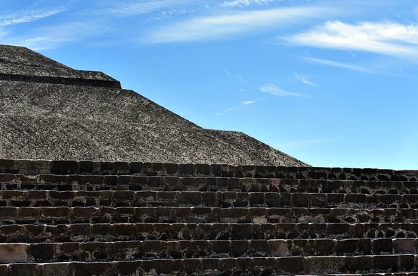 特奥蒂瓦坎的金字塔 — 图库照片