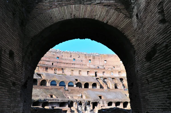Coliseu romano antigo em Roma, Itália — Fotografia de Stock
