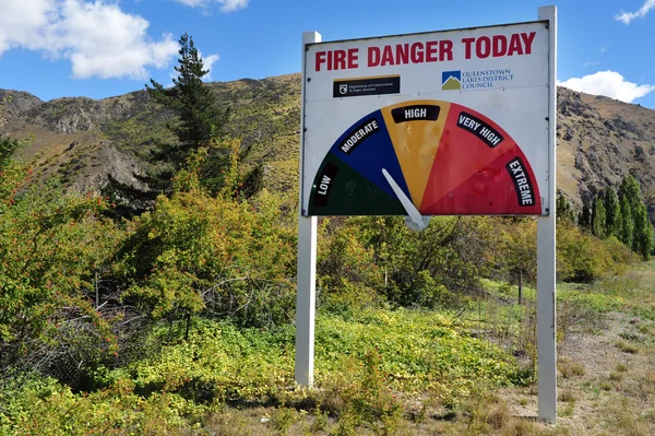 Предупреждающий знак опасности огня — стоковое фото