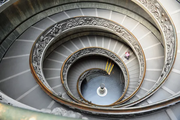在意大利，罗马的梵蒂冈博物馆的螺旋楼梯 — 图库照片