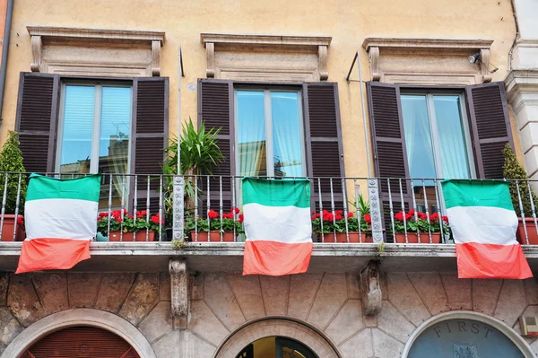 Ventanas y banderas italianas — Foto de Stock