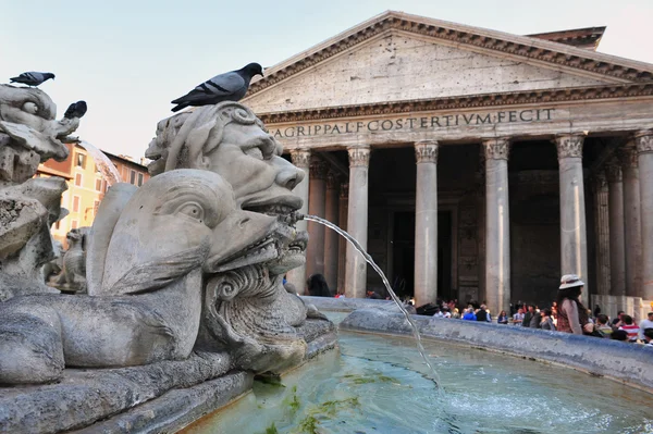 Pantheon and Fountain in Rome, Italy — Stock Photo, Image