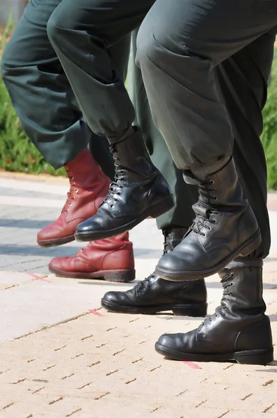 Buty armii wyróżniają się w tłumie — Zdjęcie stockowe