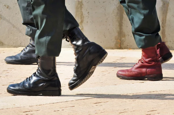 Stivali dell'esercito spiccano in una folla — Foto Stock