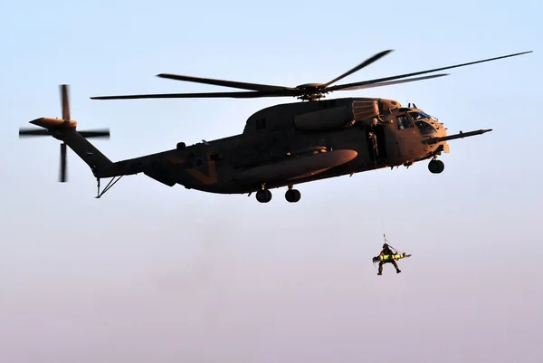 Askeri helikopter kurtarma — Stok fotoğraf