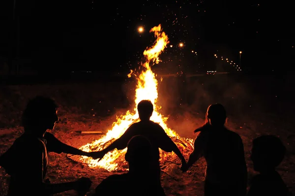 Танцы огненных детей — стоковое фото