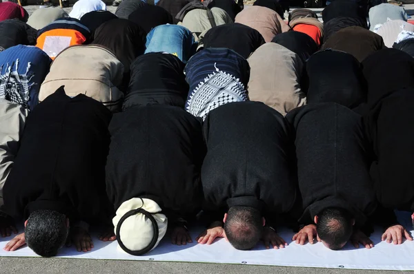 Мусульмане молятся — стоковое фото