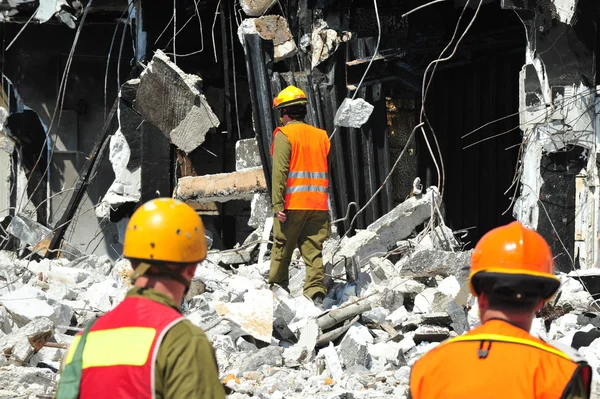 Keresési és mentési keresztül építési törmelék, a katasztrófa után — Stock Fotó