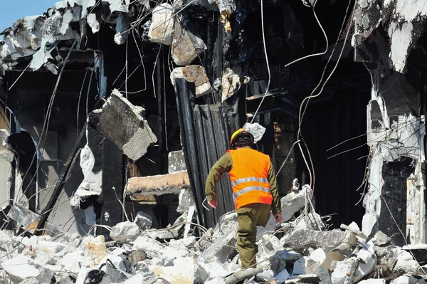 Recherche et sauvetage à travers les décombres d'un bâtiment après une catastrophe — Photo
