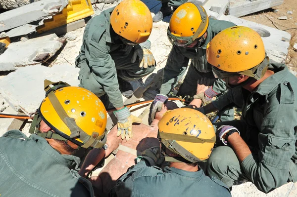 Zoek- en reddingsacties door de bouw van puin na een ramp — Stockfoto