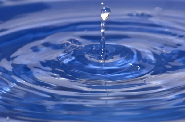 Gota de água azul líquido — Fotografia de Stock