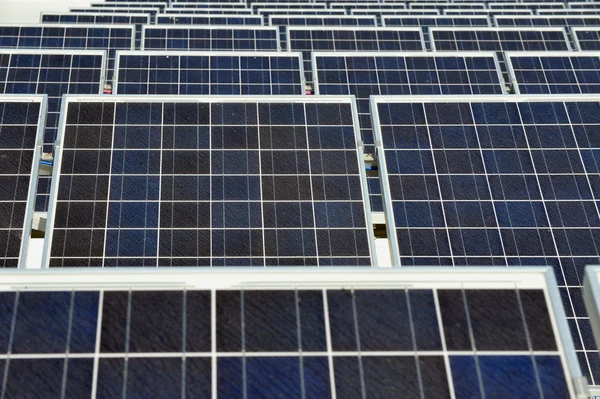 Güneş panelleri - ekolojik enerji — Stok fotoğraf