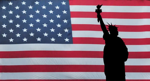 Estátua da liberdade com bandeira americana — Fotografia de Stock