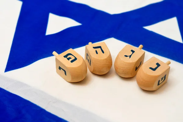 Israëlische vlag met houten dreidels — Stockfoto