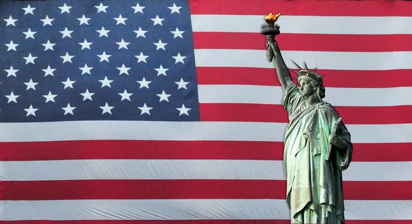 Freiheitsstatue mit amerikanischer Flagge — Stockfoto
