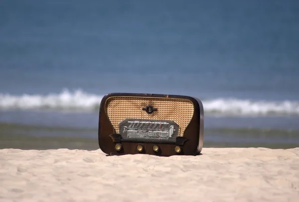 Klassisches Radio am Strand — Stockfoto