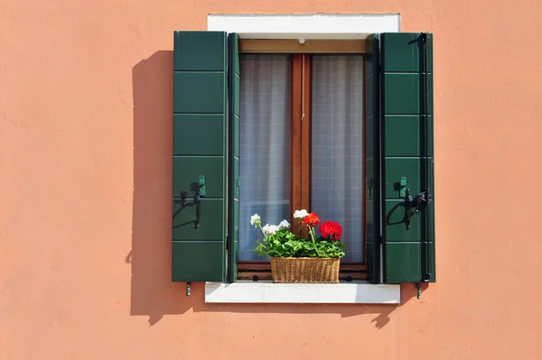 ブラーノ島の窓辺 — ストック写真