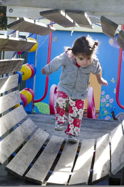 Kind speelt in een speeltuin — Stockfoto