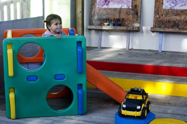 Niño juega en un parque infantil — Foto de Stock