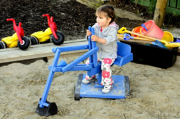 Criança brinca em um playground — Fotografia de Stock