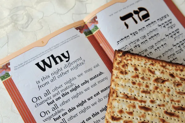 Traditionele Joodse matze blad op een Pascha seder tabel — Stockfoto