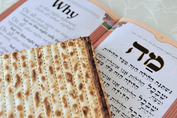 Matza med haggadah för judiska högtiden påsk — Stockfoto