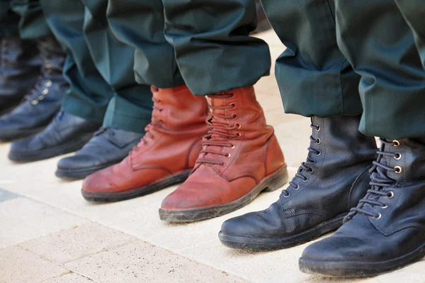 军队的靴子在人群中脱颖而出 — 图库照片