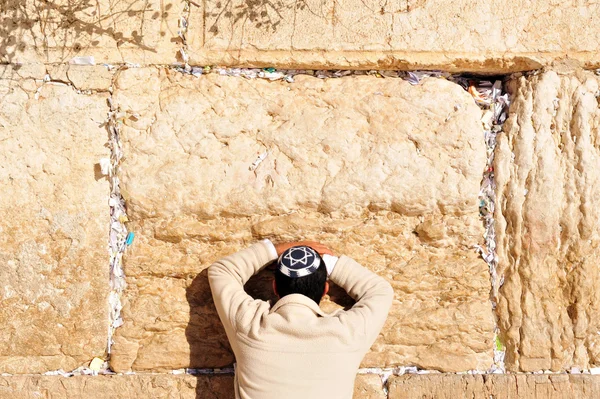 Άνθρωπος προσεύχεται στο δυτικό τοίχο — Φωτογραφία Αρχείου