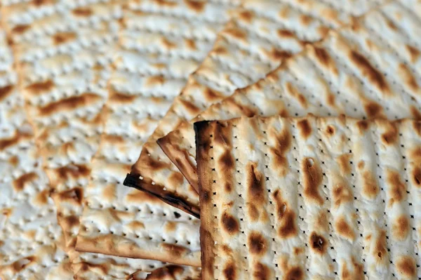 Παραδοσιακό εβραϊκό μάτζο φύλλο σε ένα Πάσχα seder πίνακα — Φωτογραφία Αρχείου