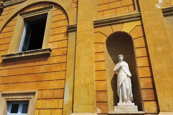 Κτίριο και άγαλμα στην πόλη του Βατικανού — Φωτογραφία Αρχείου