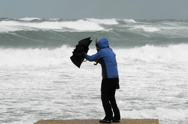 強い風と雨がビーチ — ストック写真