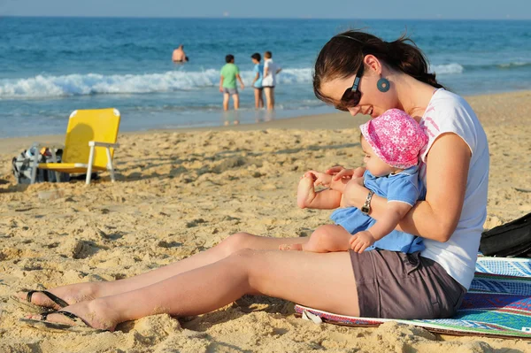 Strand spielen Kind Mutter — Stockfoto