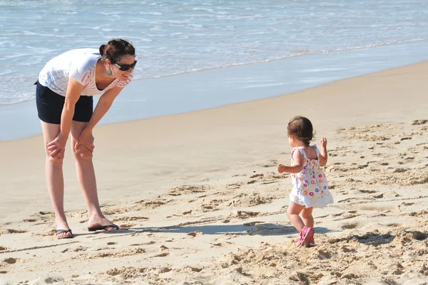 Baby moeder op strand — Stockfoto