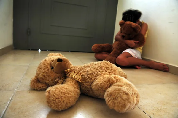 Une jeune fille souffre de violence domestique — Photo