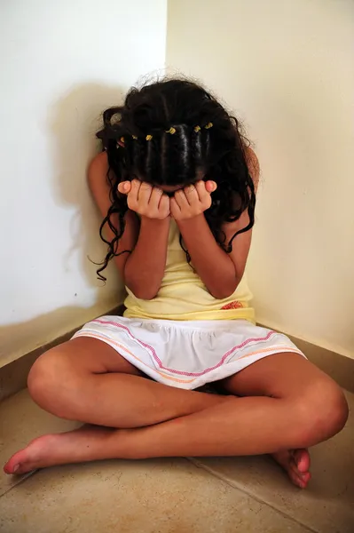年轻的女孩遭受家庭暴力 — 图库照片